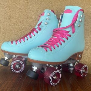 Moxi Beach Bunny roller skates size 8, fits size 9 EUC